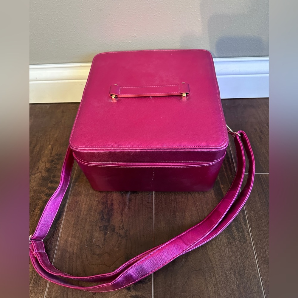 Case used for Lipsense business. Excellent condition